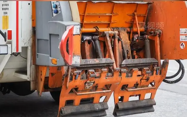 英國(guó)男子躲垃圾箱取暖，被垃圾車(chē)收走碾壓身亡